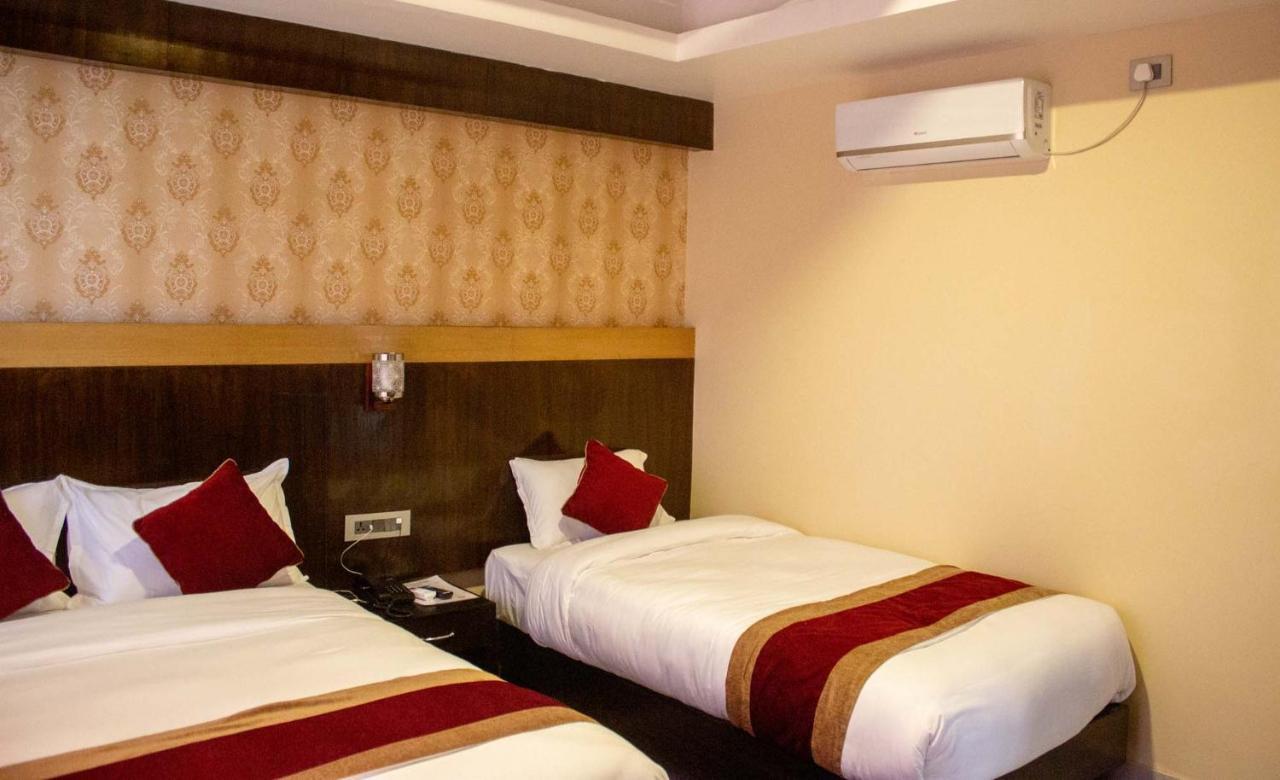 Hotel Silverline Pokhara Ngoại thất bức ảnh